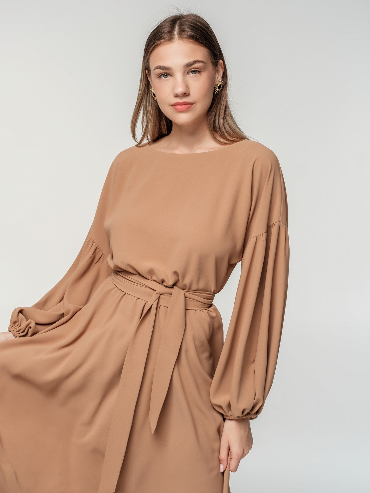 Eleganta kleita ar kuplām piedurknēm