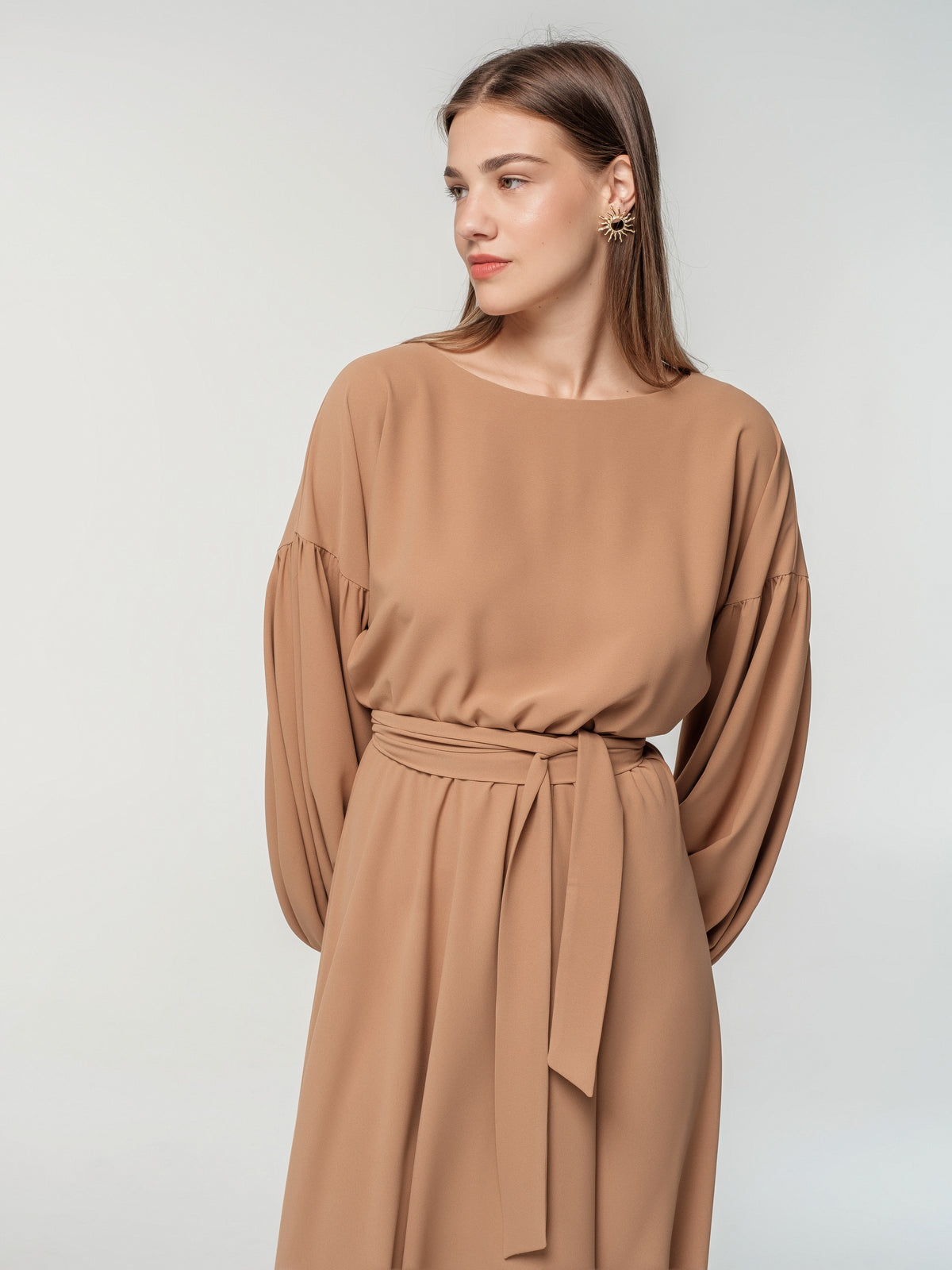 Eleganta kleita ar kuplām piedurknēm