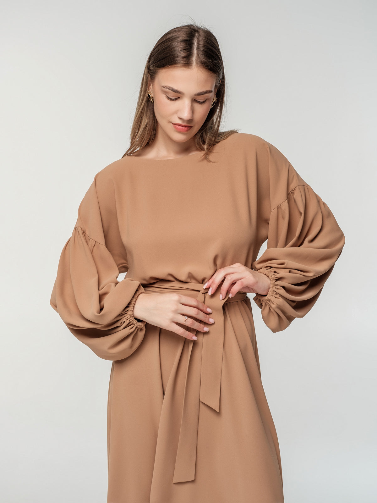 Eleganta kleita ar kuplām piedurknēm