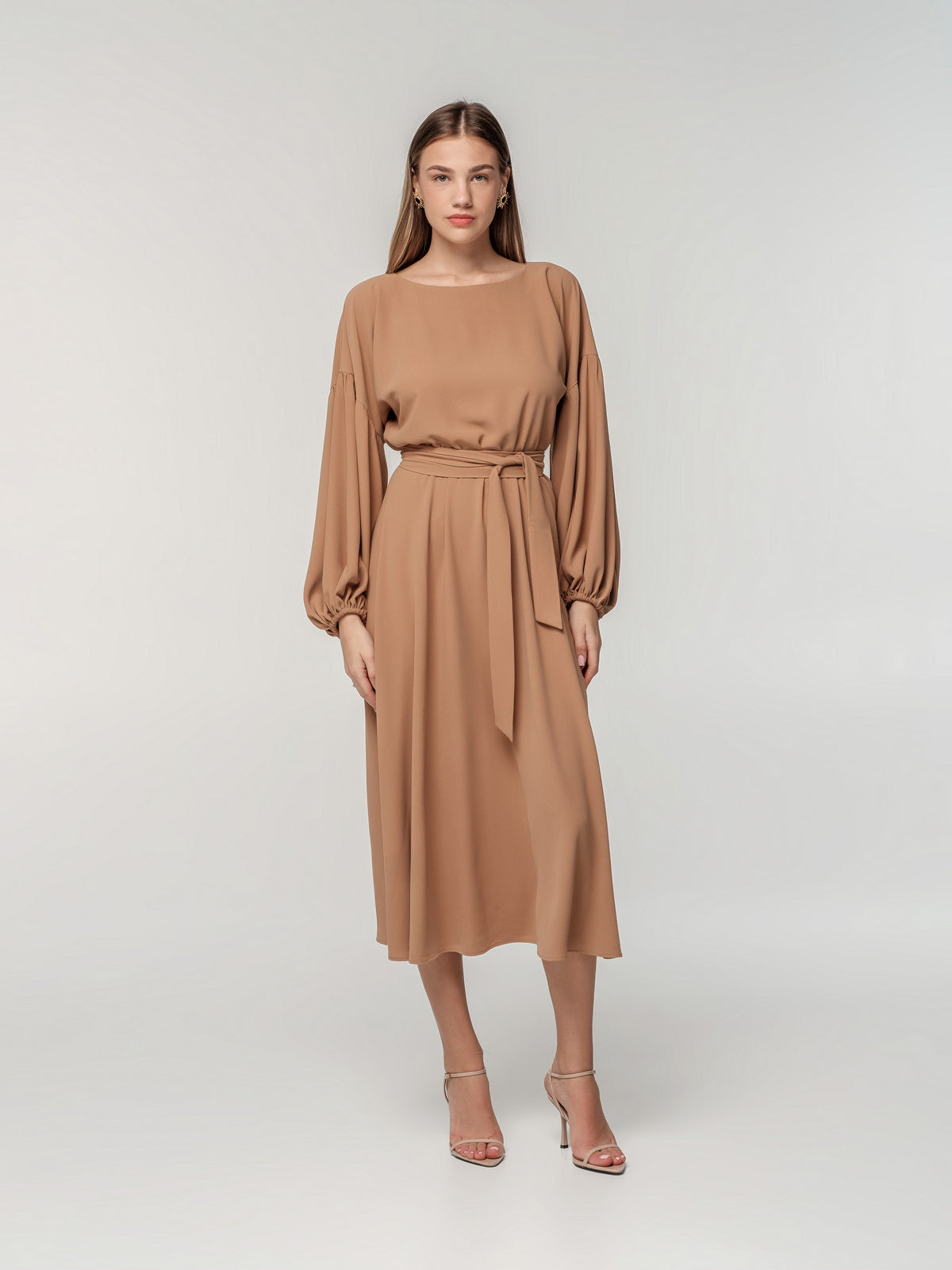 Eleganta kleita ar kuplām piedurknēm