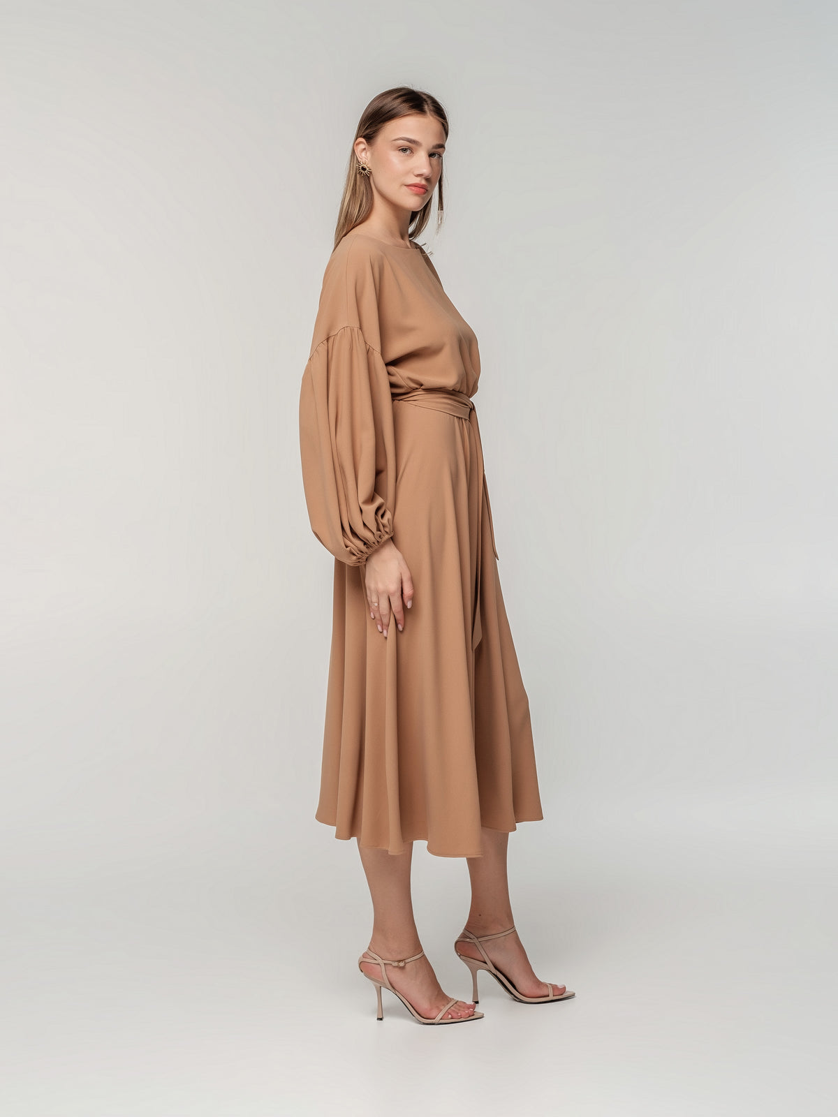 Eleganta kleita ar kuplām piedurknēm