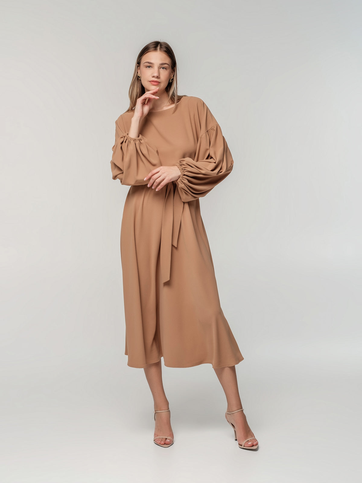 Eleganta kleita ar kuplām piedurknēm