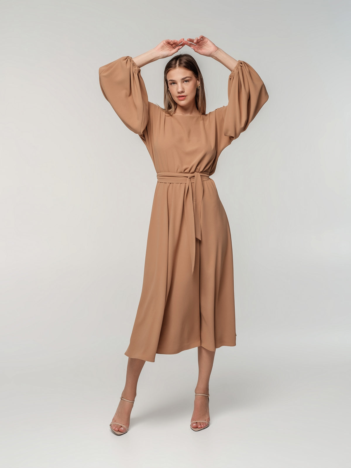 Eleganta kleita ar kuplām piedurknēm