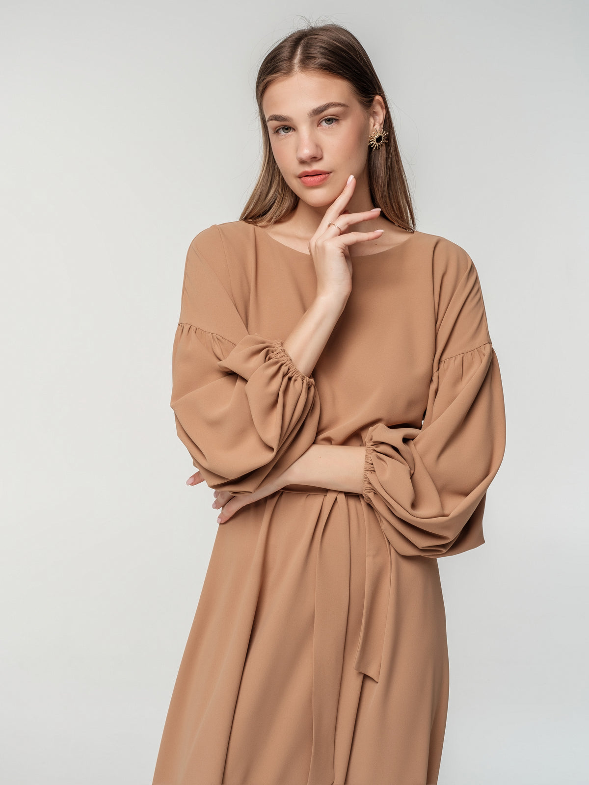 Eleganta kleita ar kuplām piedurknēm