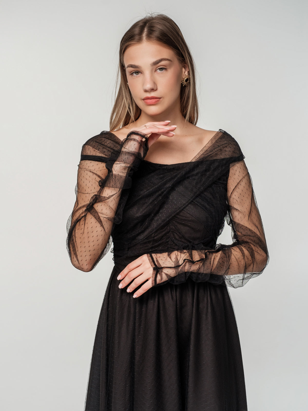 Melna svinīga tilla kleita