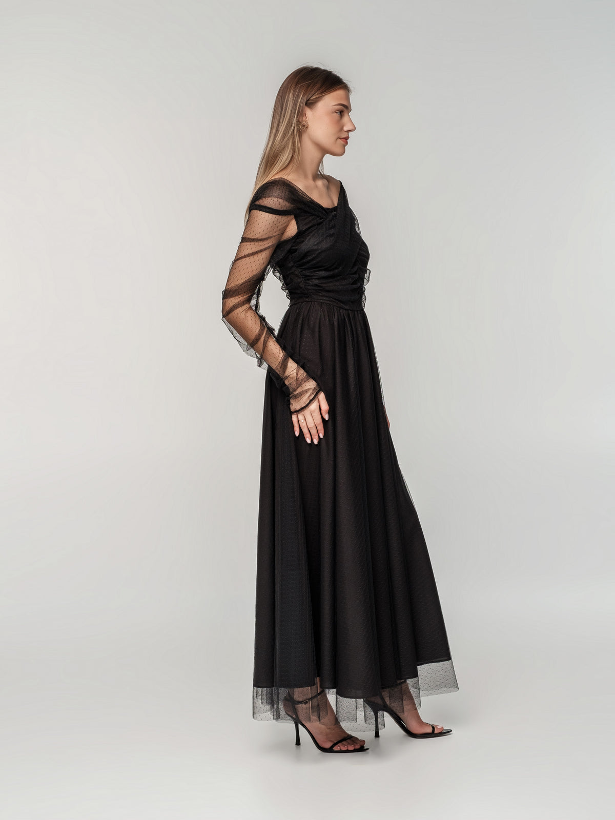 Melna svinīga tilla kleita