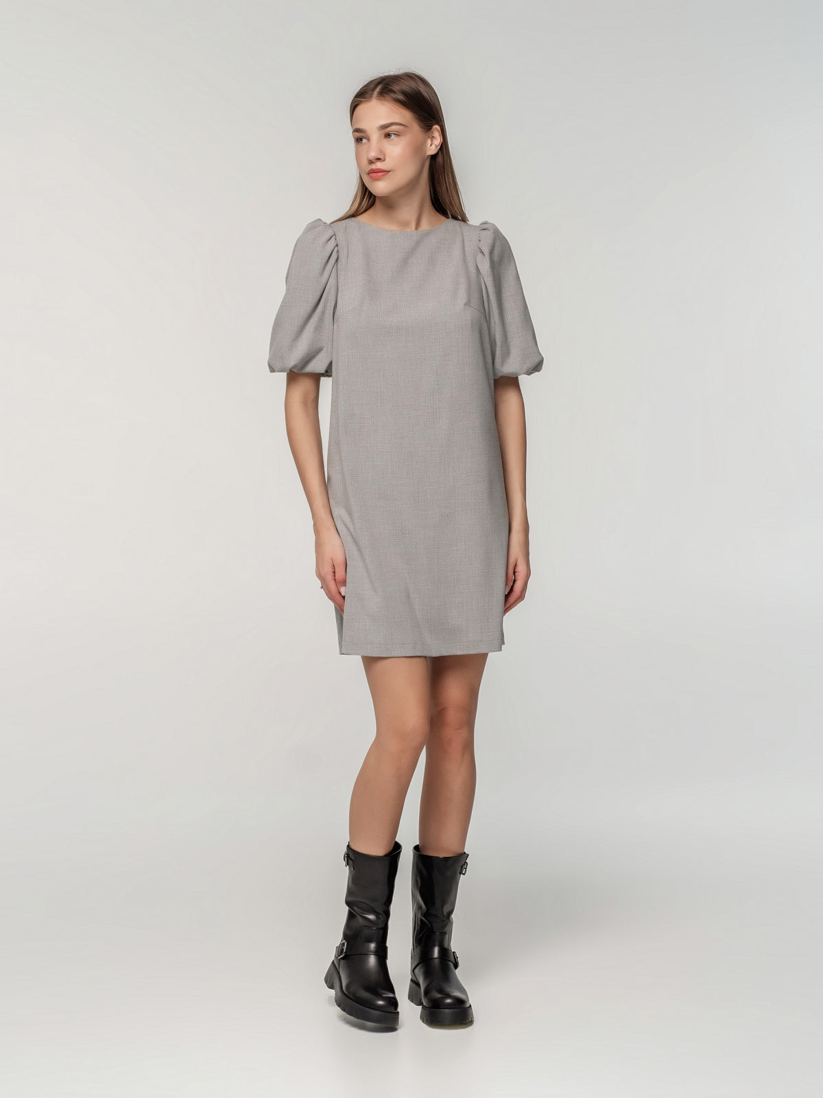 Short light gray dress with puff sleeves
