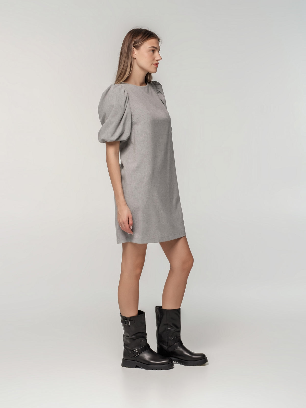 Short light gray dress with puff sleeves