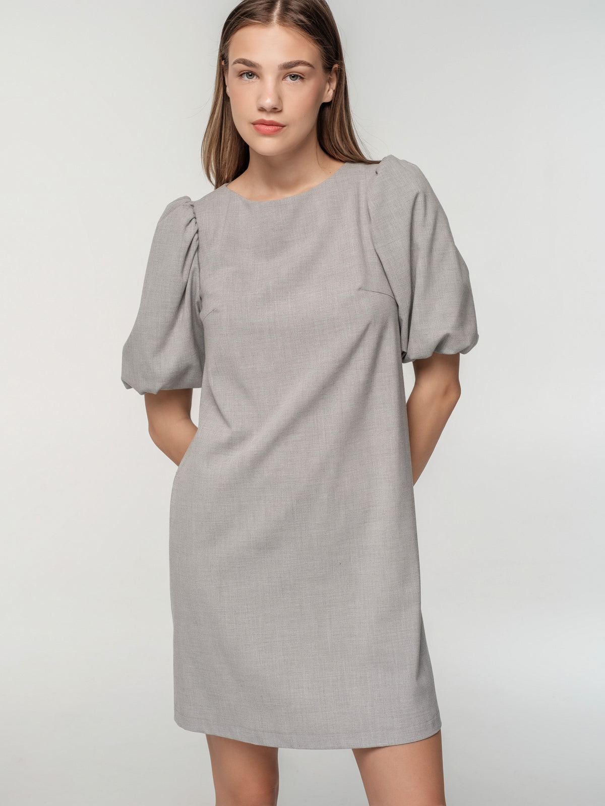 Short light gray dress with puff sleeves