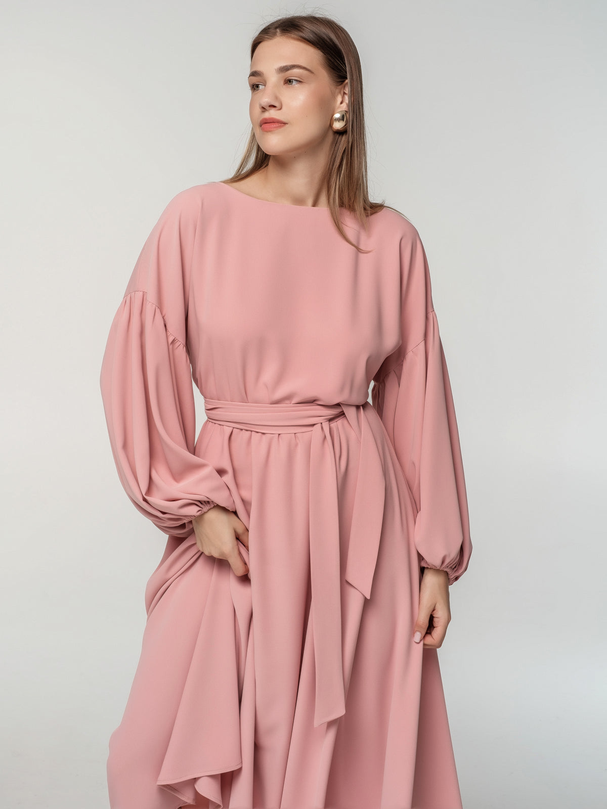 Eleganta kleita ar kuplām piedurknēm