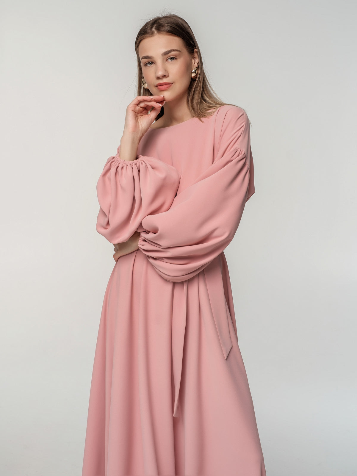 Eleganta kleita ar kuplām piedurknēm
