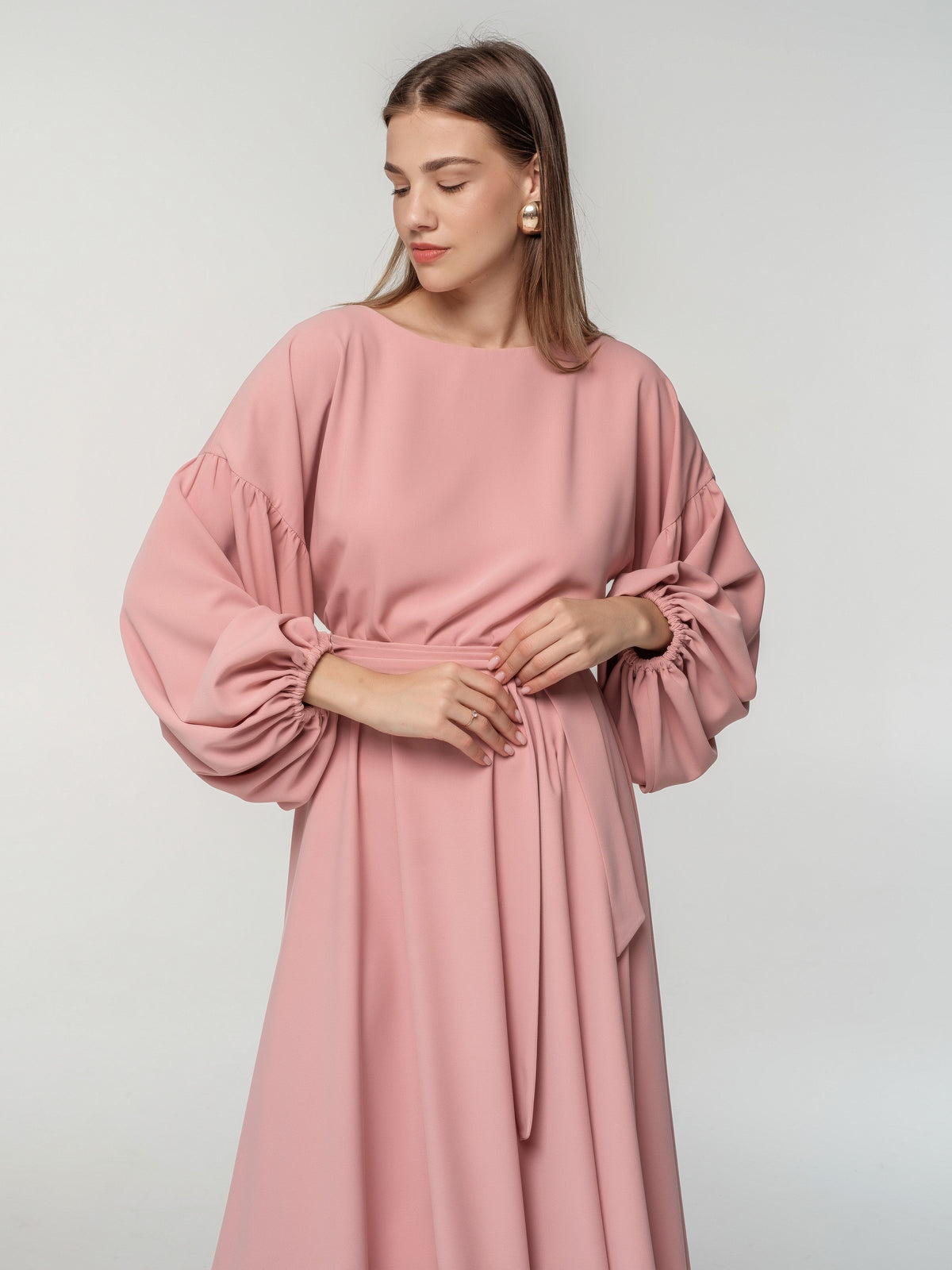 Eleganta kleita ar kuplām piedurknēm