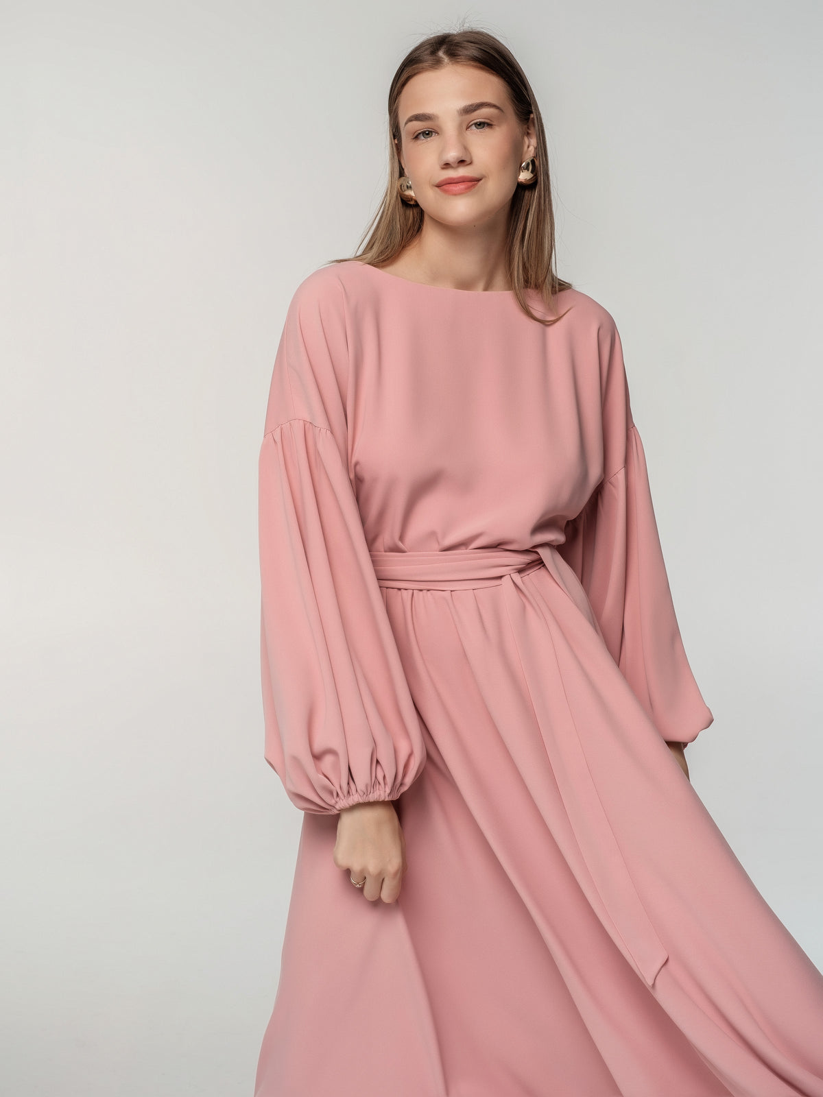 Eleganta kleita ar kuplām piedurknēm