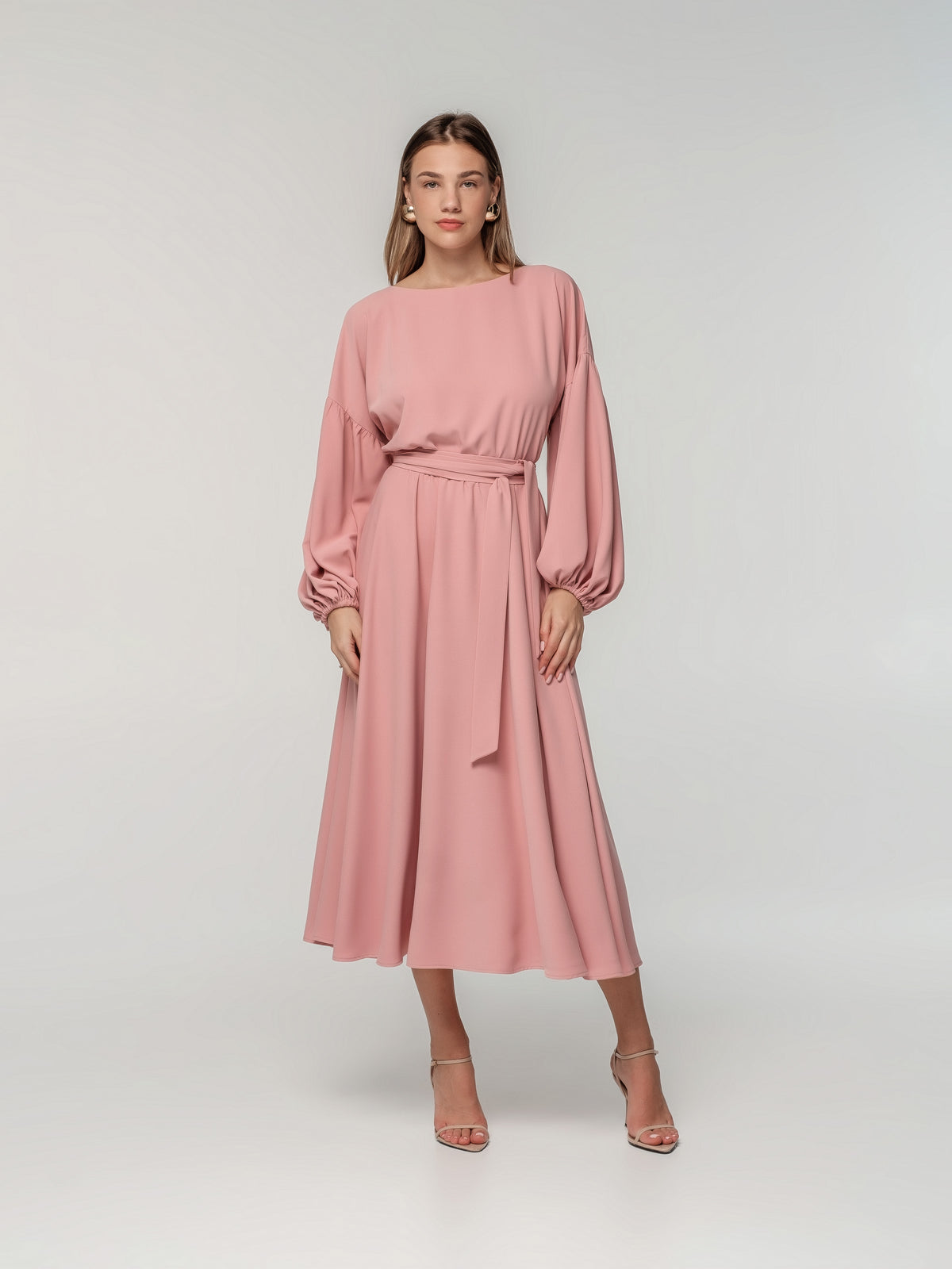 Eleganta kleita ar kuplām piedurknēm