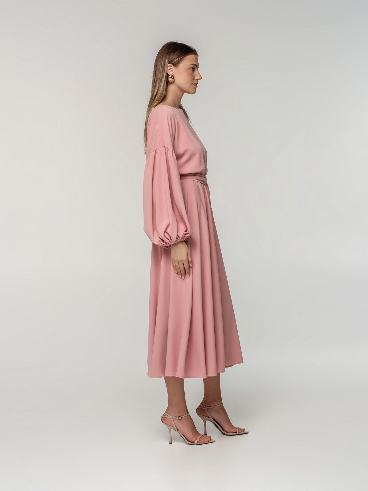 Eleganta kleita ar kuplām piedurknēm