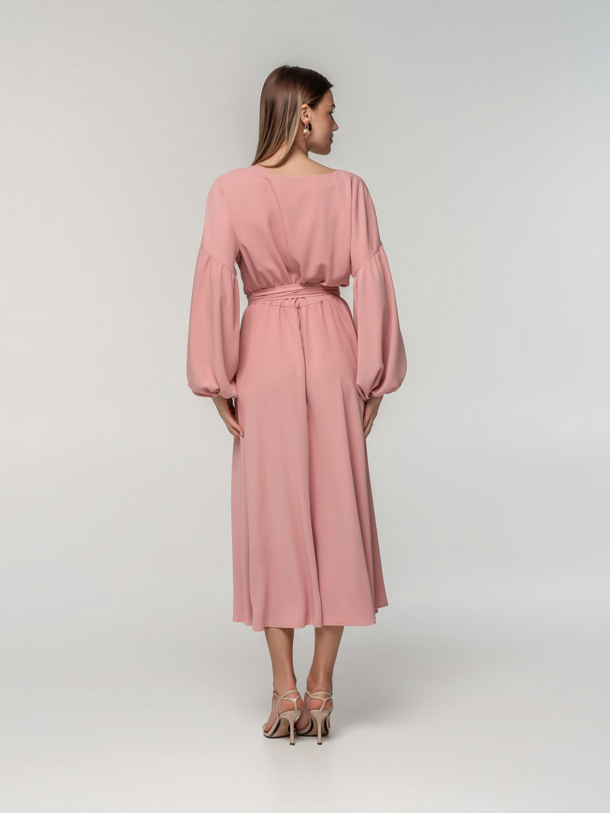 Eleganta kleita ar kuplām piedurknēm