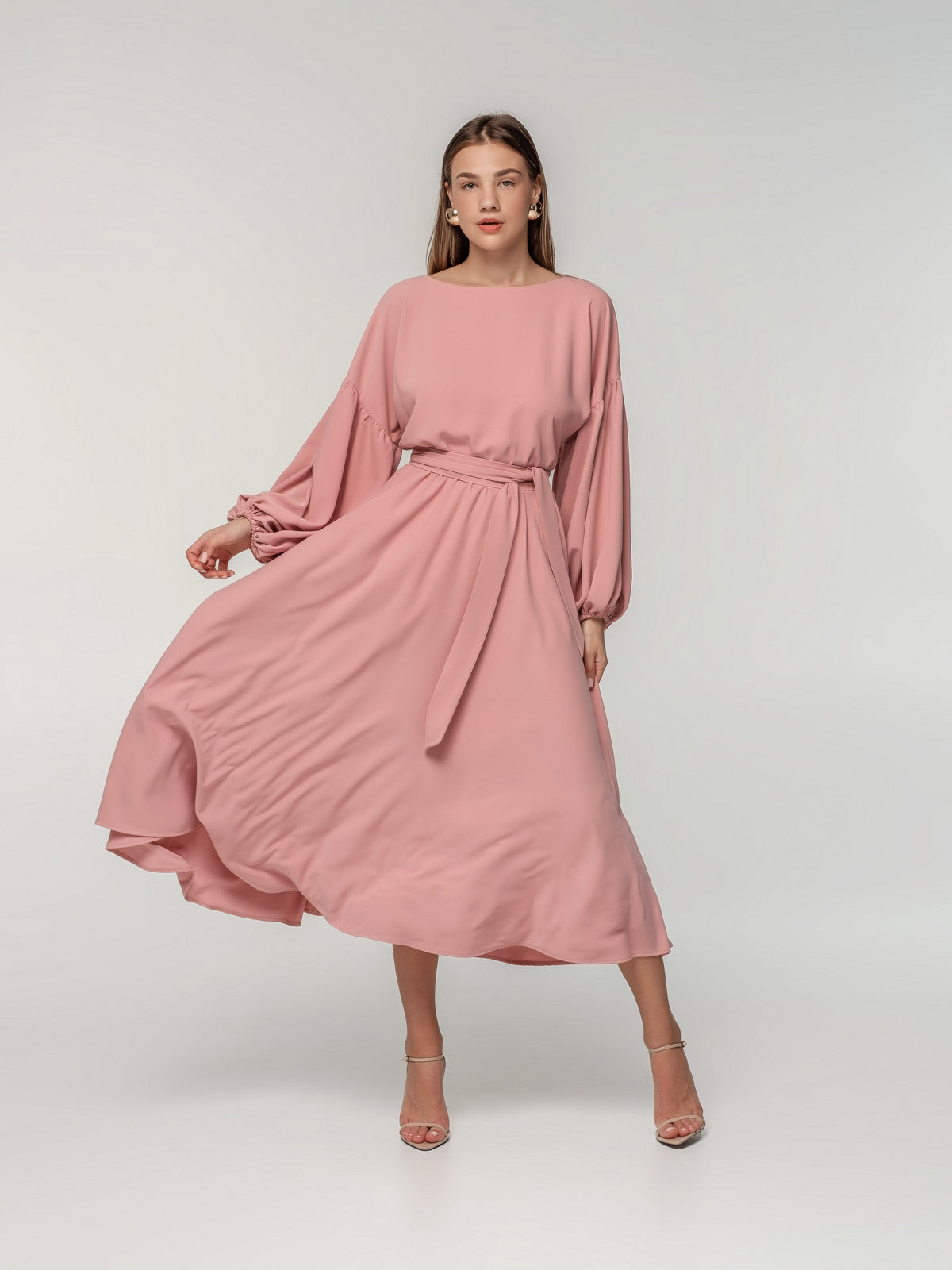 Eleganta kleita ar kuplām piedurknēm