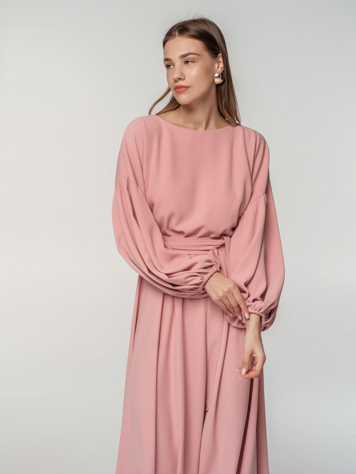 Eleganta kleita ar kuplām piedurknēm