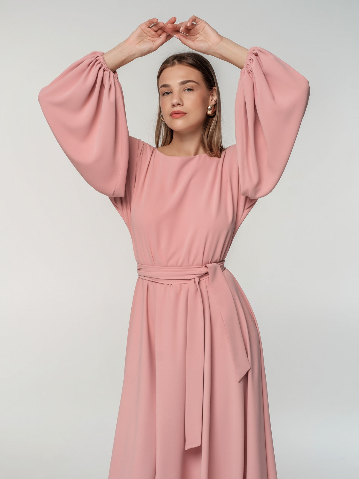 Eleganta kleita ar kuplām piedurknēm