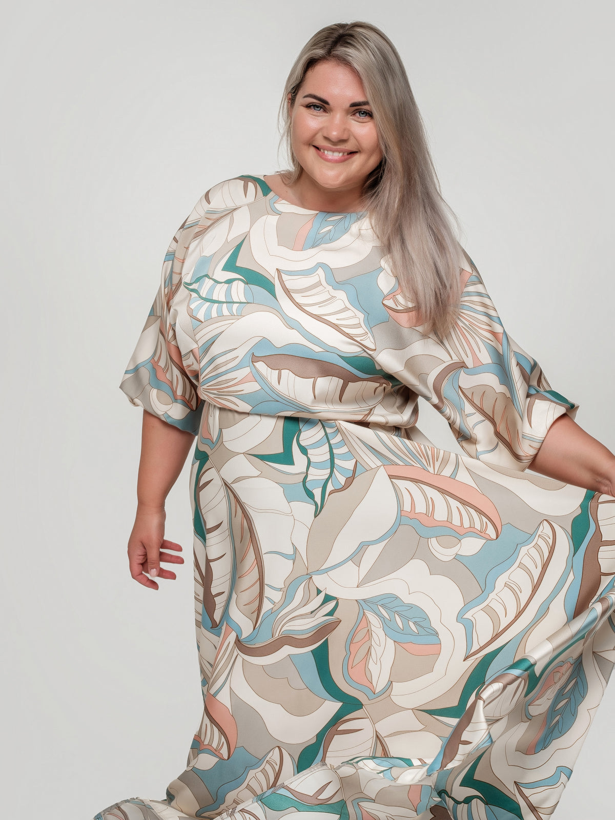 Kupla, gara kleita ar elegantu abstraktu lapu rakstu