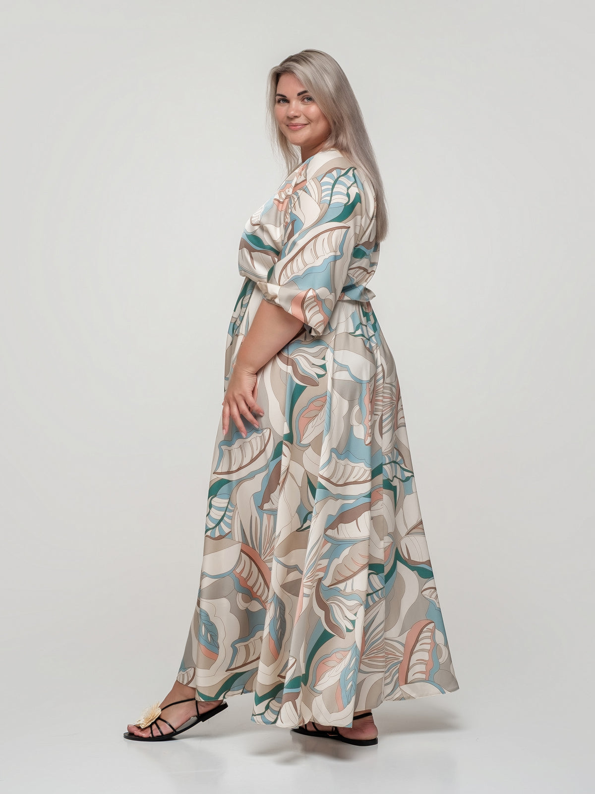 Kupla, gara kleita ar elegantu abstraktu lapu rakstu