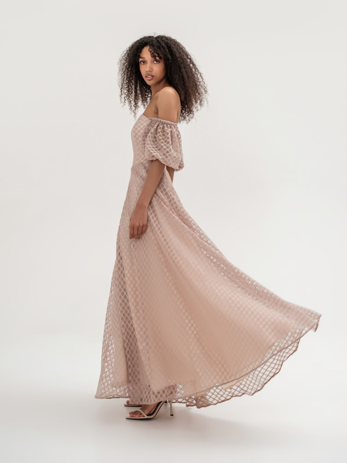 Long checkered lace dress with corset and mini off-shoulder sleeves beige